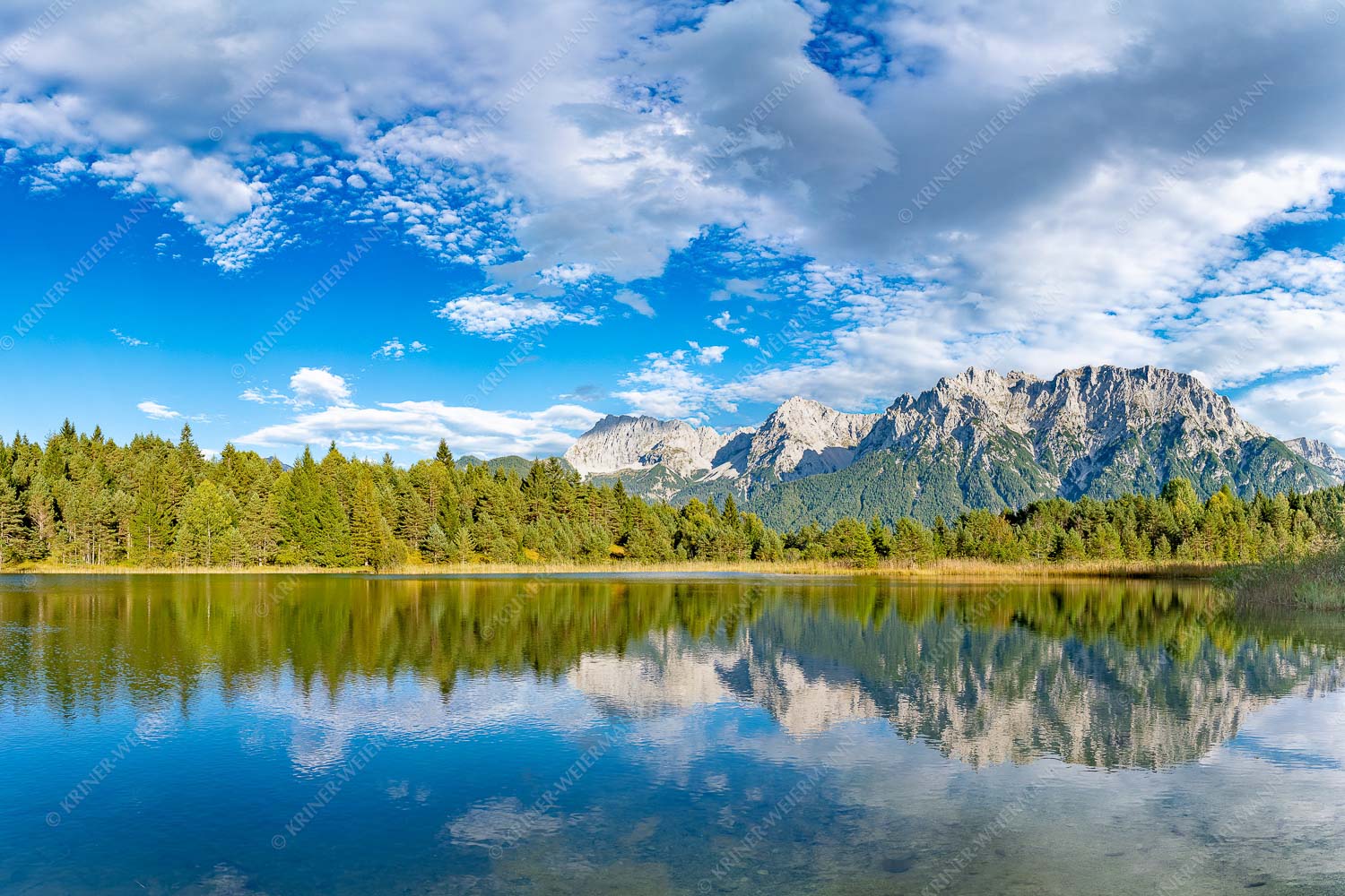 Luttensee Karwendel V – Seitenverhältnis 3:2 — Wolkenstimmung und Spiegelung Blick über den Luttensee zum Karwendel mit Wörner, Tiefkar- und Westlicher Karwendelspitze