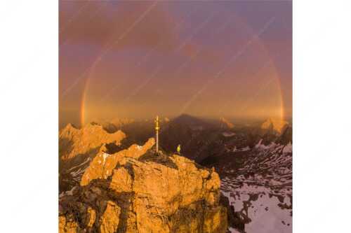 Kletterer am Zugspitzgipfel. Blick über Gipfel und Jubiläumsgrat zur Alpspitze - Magisch - Seitenverhältnis 1:1 - Klettern Zugspitze Regenbogen - weitere Infos unter https://www.kriner-weiermann.de