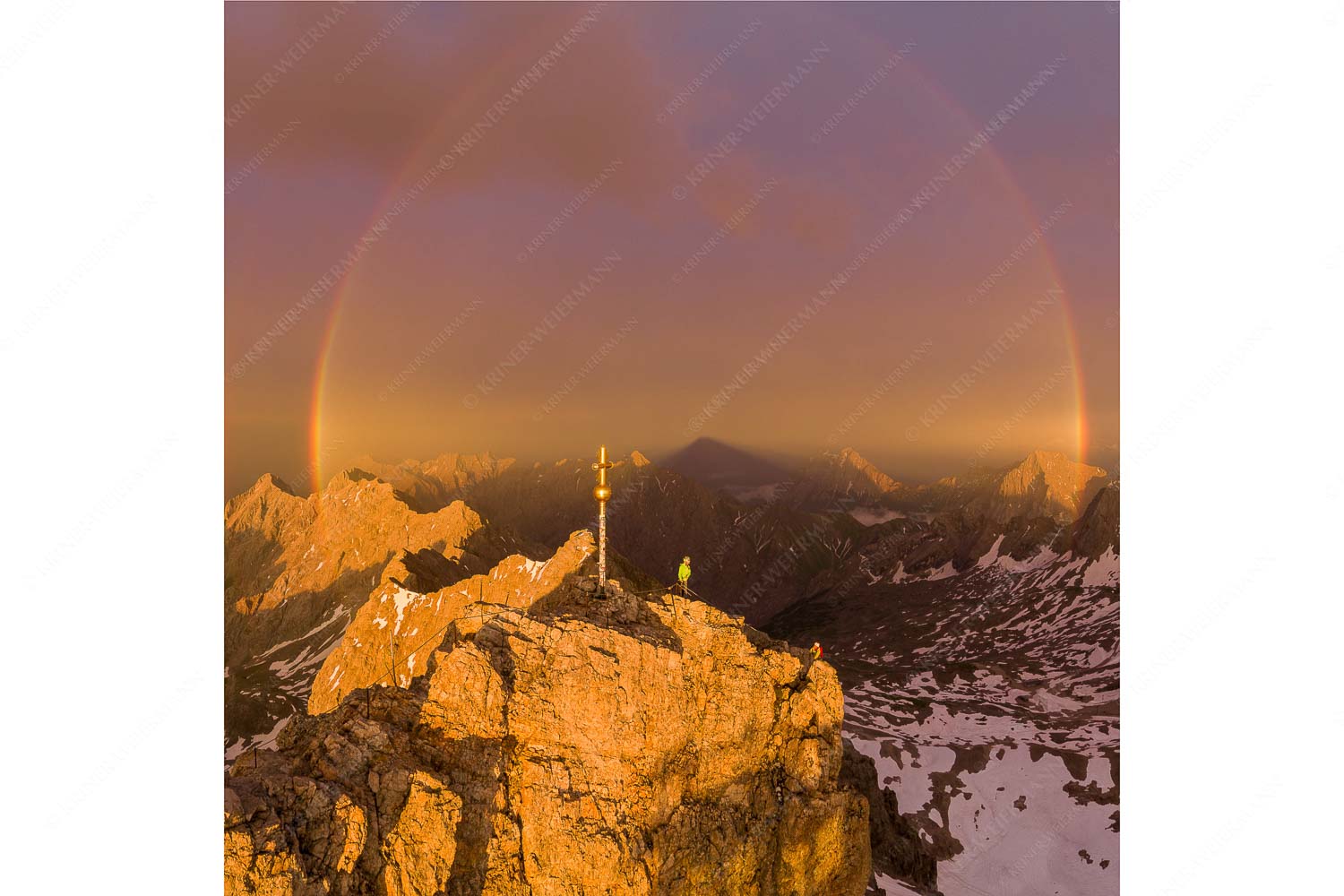 Kletterer am Zugspitzgipfel. Blick über Gipfel und Jubiläumsgrat zur Alpspitze - Magisch - Seitenverhältnis 1:1 - Klettern Zugspitze Regenbogen - weitere Infos unter https://www.kriner-weiermann.de