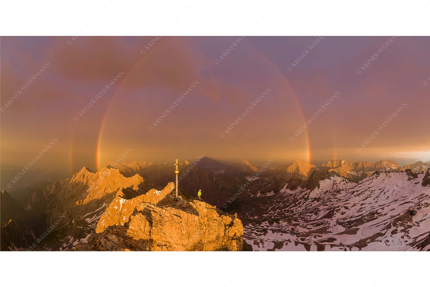 Magisch – Seitenverhältnis 2:1 — Klettern Zugspitze Regenbogen Kletterer am Zugspitzgipfel. Blick über Gipfel und Jubiläumsgrat zur Alpspitze