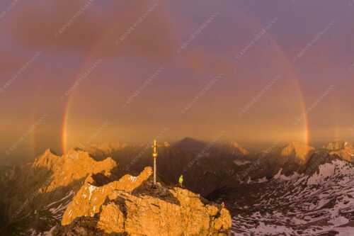 Kletterer am Zugspitzgipfel. Blick über Gipfel und Jubiläumsgrat zur Alpspitze - Magisch - Seitenverhältnis 3:2 - Klettern Zugspitze Regenbogen - weitere Infos unter https://www.kriner-weiermann.de