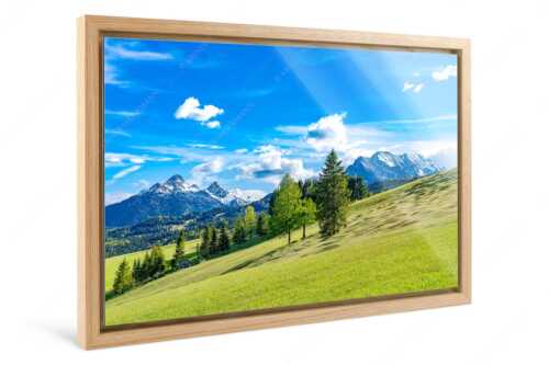 Blick über Buckelwiesen zu den Arnspitzen und Wettersteingebirge - Malerisch - Foto im Schattenfugen-Rahmen - Buckelwiese Arnspitze und Wetterstein - weitere Infos unter https://www.kriner-weiermann.de