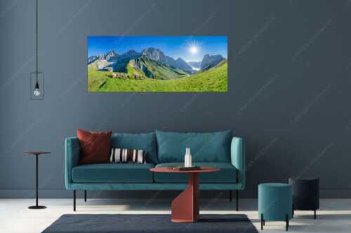 Bergschafe am Scharnitzjoch mit Oberreintalschrofen, Scharnitzspitze und Schüsselkar im Wettersteingebirge - Malerische Sommerweide II - Größe ca. 175x70cm, Seitenverhältnis 2,5:1 - Schafe mit Schüsselkar und Scharnitzspitze - weitere Infos unter https://www.kriner-weiermann.de