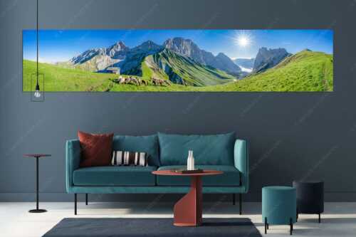 Bergschafe am Scharnitzjoch mit Oberreintalschrofen, Scharnitzspitze und Schüsselkar im Wettersteingebirge - Malerische Sommerweide II - Größe ca. 350x70cm, Seitenverhältnis 5:1 - Schafe mit Schüsselkar und Scharnitzspitze - weitere Infos unter https://www.kriner-weiermann.de