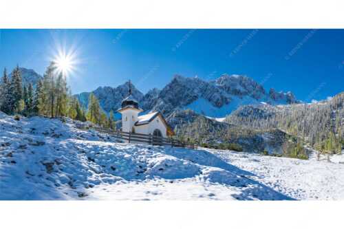 Blick über Kapelle zu den Freiungspitzen - Marien-Kapelle - Seitenverhältnis 2:1 - Winter an Eppzirleralm im Karwendel - weitere Infos unter https://www.kriner-weiermann.de