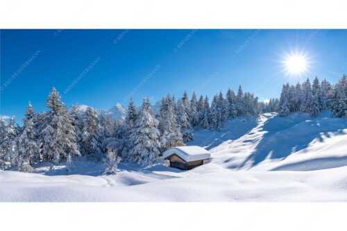 Wiesmahdstadel bei Mittenwald mit Tiefkarspitze im Karwendel im Hintergrund - Massig Schnee - Seitenverhältnis 2:1 - Stadel mit viel Schnee und Karwendel - weitere Infos unter https://www.kriner-weiermann.de