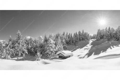 Wiesmahdstadel bei Mittenwald mit Tiefkarspitze im Karwendel im Hintergrund - Massig Schnee - Seitenverhältnis 2:1 - Stadel mit viel Schnee und Karwendel - weitere Infos unter https://www.kriner-weiermann.de