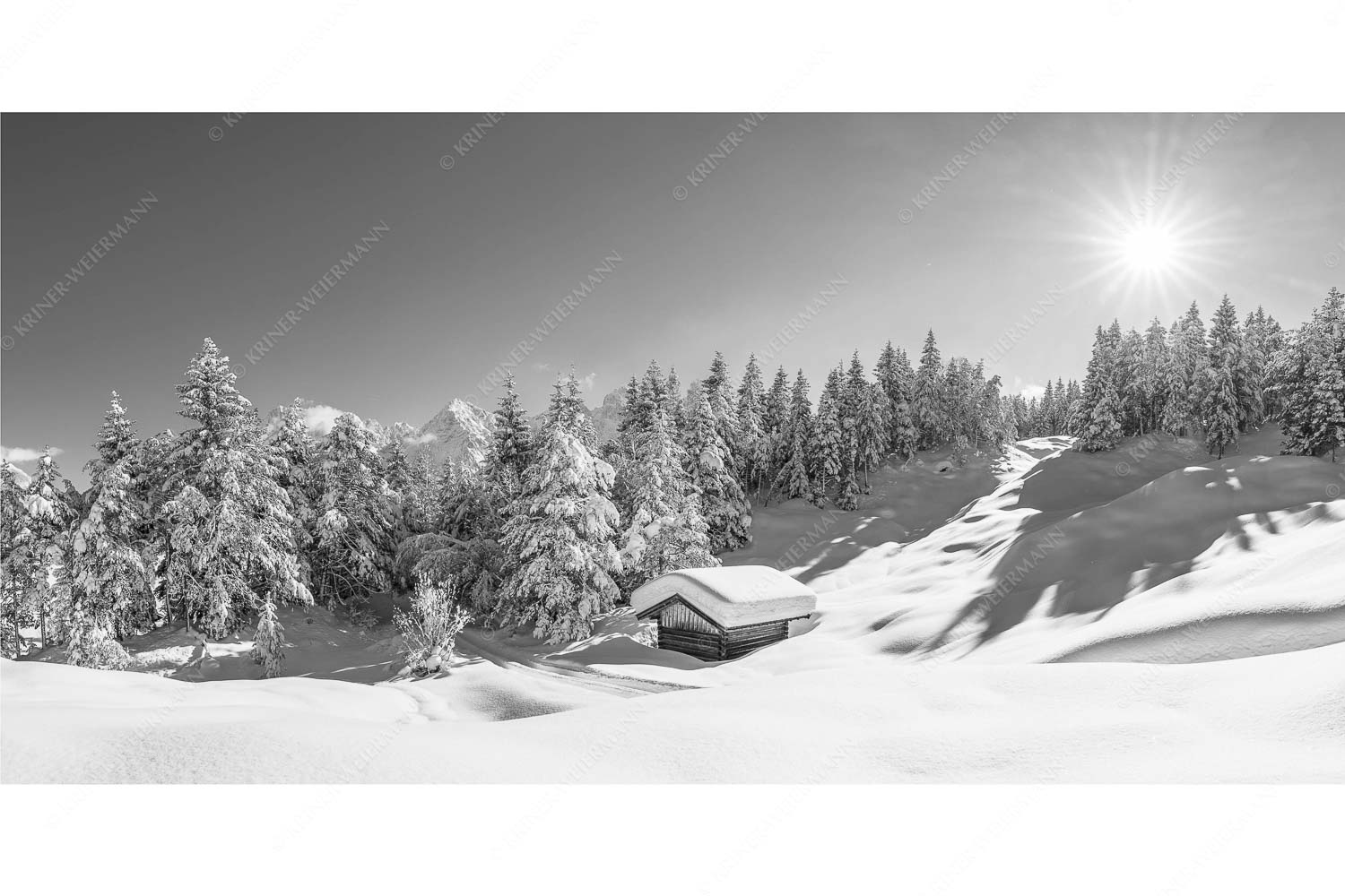 Massig Schnee – Seitenverhältnis 2:1 — Stadel mit viel Schnee und Karwendel Wiesmahdstadel bei Mittenwald mit Tiefkarspitze im Karwendel im Hintergrund