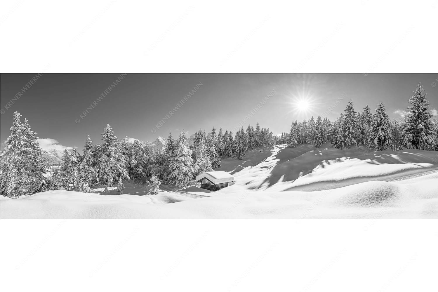 Massig Schnee – Seitenverhältnis 3:1 — Stadel mit viel Schnee und Karwendel Wiesmahdstadel bei Mittenwald mit Tiefkarspitze im Karwendel im Hintergrund
