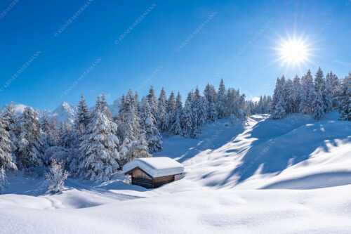 Wiesmahdstadel bei Mittenwald mit Tiefkarspitze im Karwendel im Hintergrund - Massig Schnee - Seitenverhältnis 3:2 - Stadel mit viel Schnee und Karwendel - weitere Infos unter https://www.kriner-weiermann.de