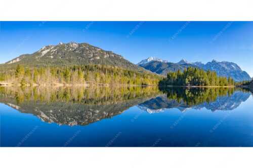 Blick über Isarstausee ins Karwendelgebirge - Milder Februar - Seitenverhältnis 2:1 - Isarstausee Soierngebirge und Karwendel - weitere Infos unter https://www.kriner-weiermann.de