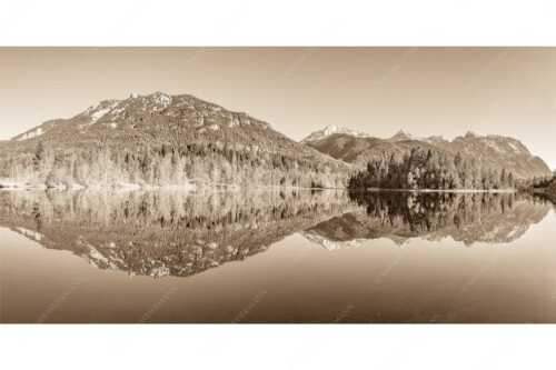 Blick über Isarstausee ins Karwendelgebirge - Milder Februar - Seitenverhältnis 2:1 - Isarstausee Soierngebirge und Karwendel - weitere Infos unter https://www.kriner-weiermann.de