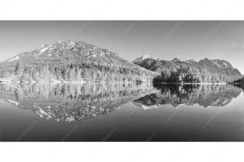 Blick über Isarstausee ins Karwendelgebirge - Milder Februar - Seitenverhältnis 2:1 - Isarstausee Soierngebirge und Karwendel - weitere Infos unter https://www.kriner-weiermann.de