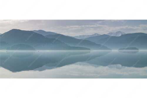 Zu allen Jahreszeiten kann man beeindruckende Stimmungen am Walchensee erleben - Morgenblau - Seitenverhältnis 2,5:1 - Morgenstimmung am Walchensee - weitere Infos unter https://www.kriner-weiermann.de