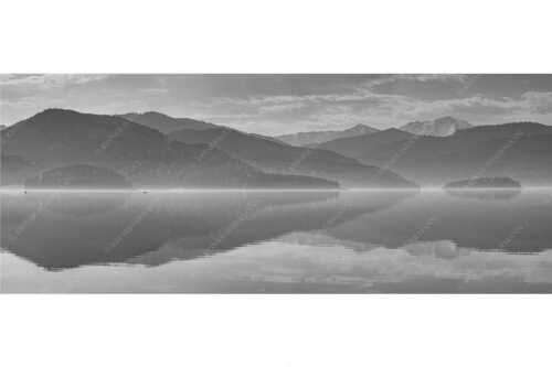 Zu allen Jahreszeiten kann man beeindruckende Stimmungen am Walchensee erleben - Morgenblau - Seitenverhältnis 2,5:1 - Morgenstimmung am Walchensee - weitere Infos unter https://www.kriner-weiermann.de