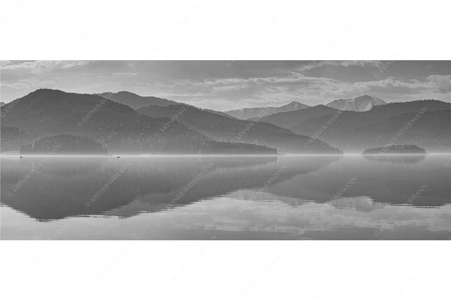 Zu allen Jahreszeiten kann man beeindruckende Stimmungen am Walchensee erleben - Morgenblau - Seitenverhältnis 2,5:1 - Morgenstimmung am Walchensee - weitere Infos unter https://www.kriner-weiermann.de