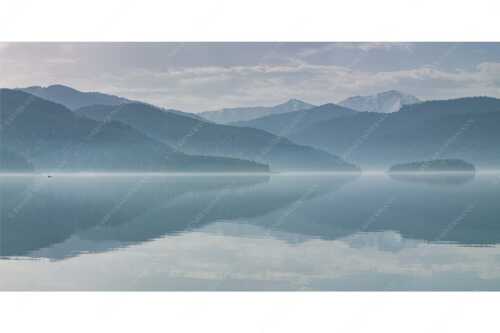 Zu allen Jahreszeiten kann man beeindruckende Stimmungen am Walchensee erleben - Morgenblau - Seitenverhältnis 2:1 - Morgenstimmung am Walchensee - weitere Infos unter https://www.kriner-weiermann.de