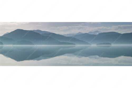 Zu allen Jahreszeiten kann man beeindruckende Stimmungen am Walchensee erleben - Morgenblau - Seitenverhältnis 3:1 - Morgenstimmung am Walchensee - weitere Infos unter https://www.kriner-weiermann.de