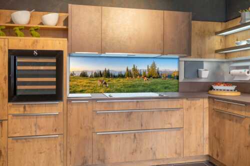 Jungtiere auf der Krüneralm im Estergebirge mit Blick zum Wettersteingebirge - Morgens auf der Krüneralm V - Größe ca. 180x60cm, Seitenverhältnis 3:1 - Kälber auf Krüneralm - weitere Infos unter https://www.kriner-weiermann.de