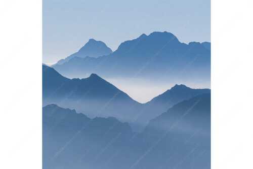 Klar und deutlich trennen sich die Bergketten von Soiern- und Karwendelgebirge - Morgenschnitt - Seitenverhältnis 1:1 - Silhouetten im Karwendel - weitere Infos unter https://www.kriner-weiermann.de