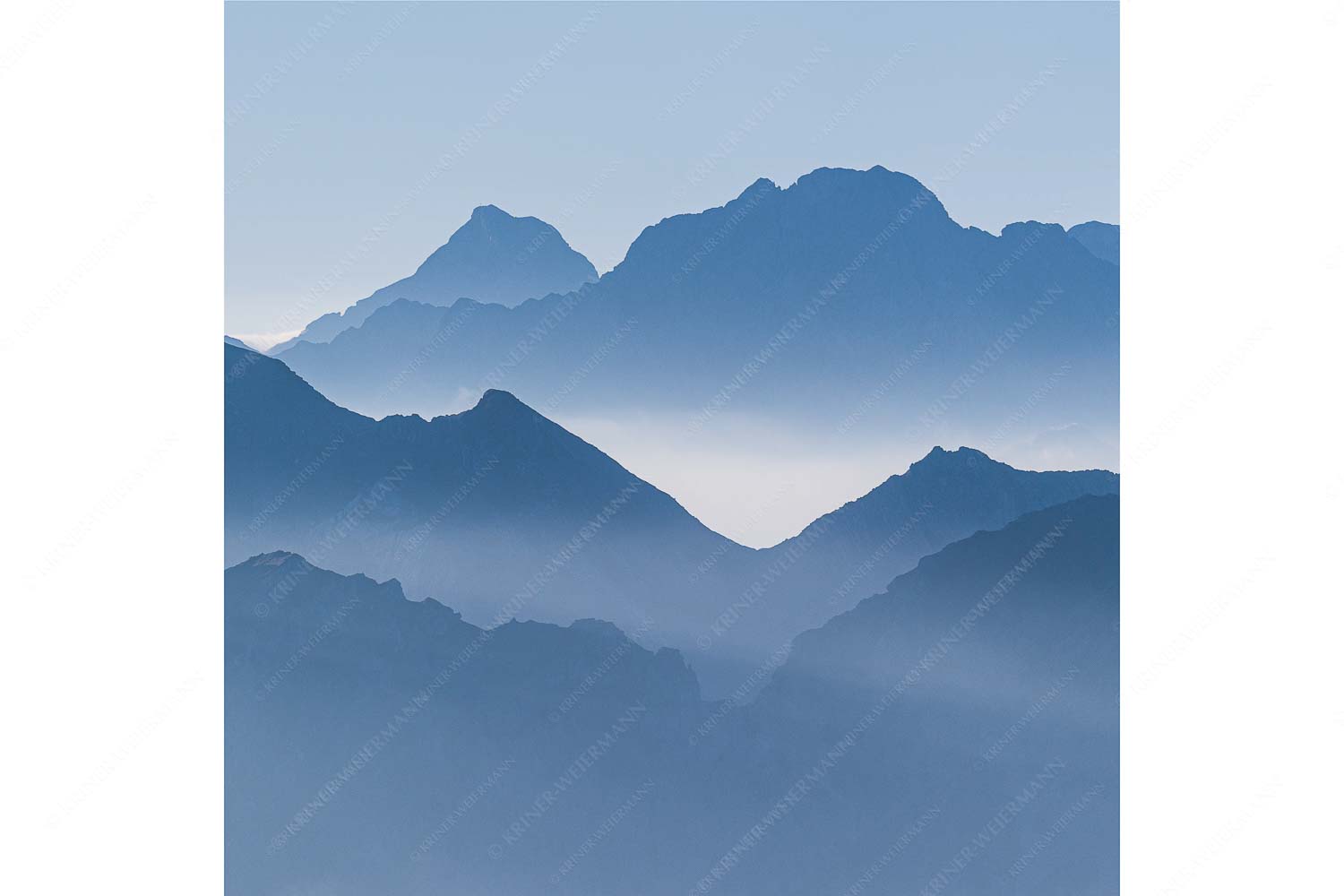 Morgenschnitt – Seitenverhältnis 1:1 — Silhouetten im Karwendel Klar und deutlich trennen sich die Bergketten von Soiern- und Karwendelgebirge