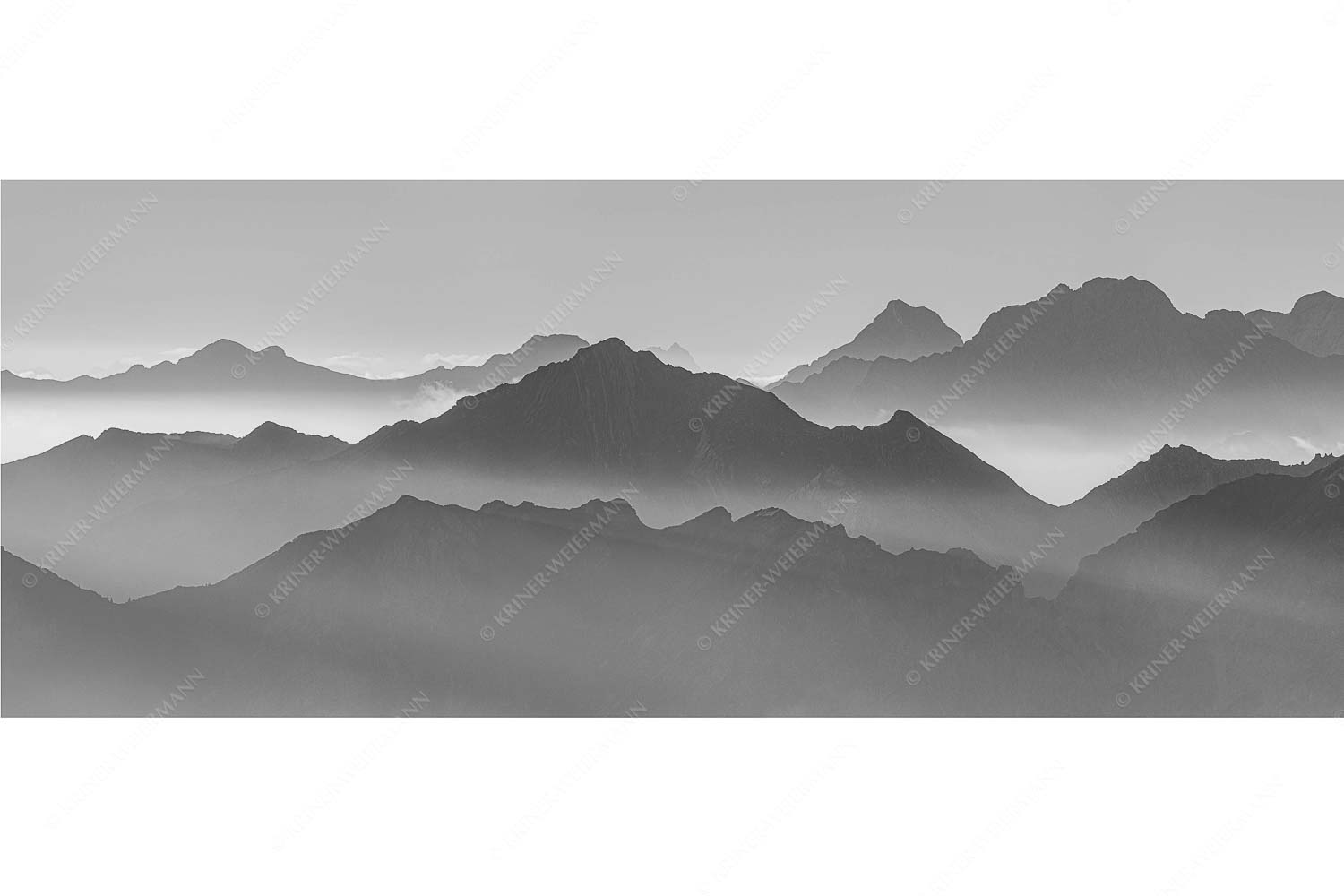 Morgenschnitt – Seitenverhältnis 2,5:1 — Silhouetten im Karwendel Klar und deutlich trennen sich die Bergketten von Soiern- und Karwendelgebirge
