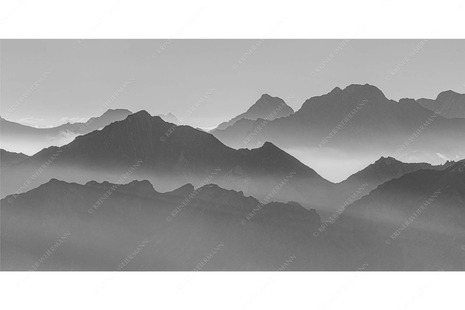 Morgenschnitt – Seitenverhältnis 2:1 — Silhouetten im Karwendel Klar und deutlich trennen sich die Bergketten von Soiern- und Karwendelgebirge