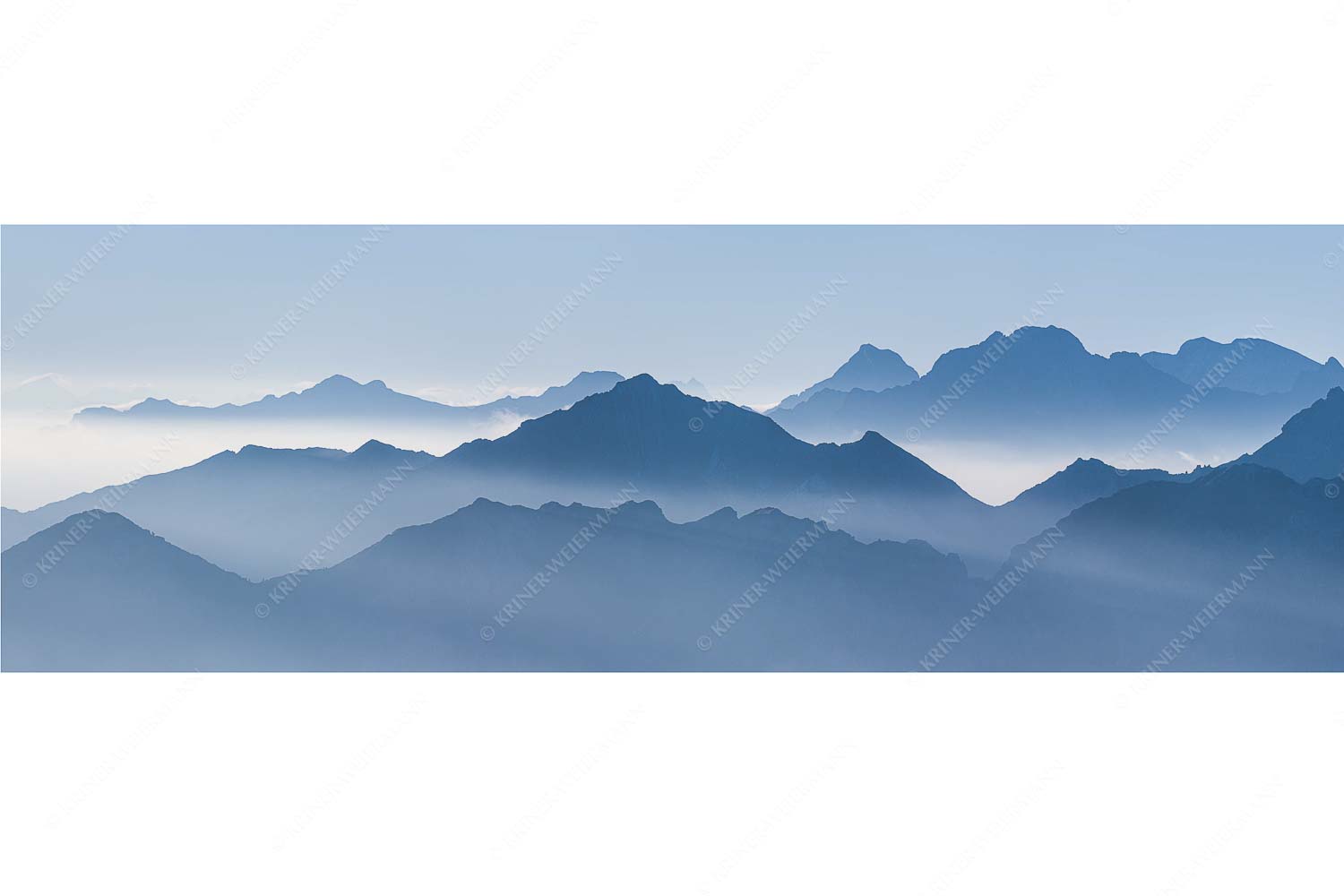Morgenschnitt – Seitenverhältnis 3:1 — Silhouetten im Karwendel Klar und deutlich trennen sich die Bergketten von Soiern- und Karwendelgebirge
