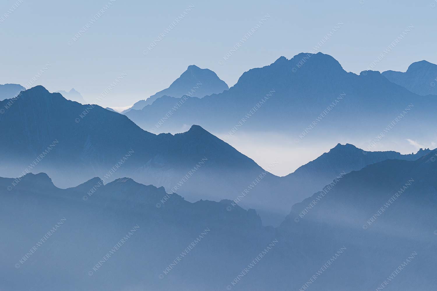 Morgenschnitt – Seitenverhältnis 3:2 — Silhouetten im Karwendel Klar und deutlich trennen sich die Bergketten von Soiern- und Karwendelgebirge