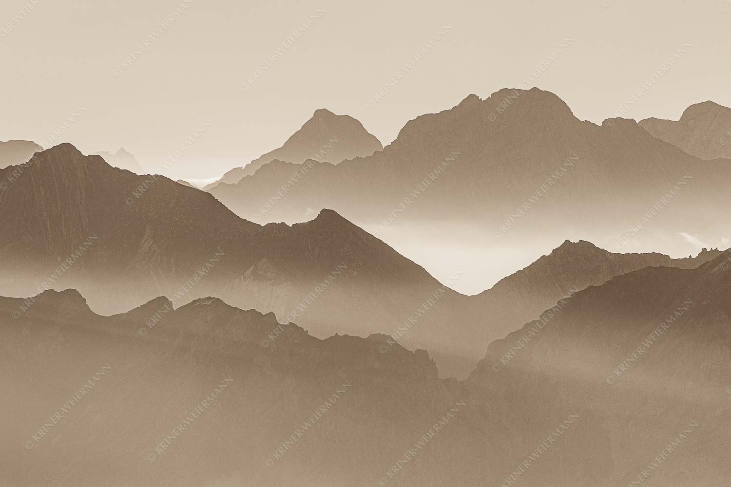 Morgenschnitt – Seitenverhältnis 3:2 — Silhouetten im Karwendel Klar und deutlich trennen sich die Bergketten von Soiern- und Karwendelgebirge