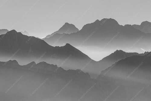 Klar und deutlich trennen sich die Bergketten von Soiern- und Karwendelgebirge - Morgenschnitt - Seitenverhältnis 3:2 - Silhouetten im Karwendel - weitere Infos unter https://www.kriner-weiermann.de