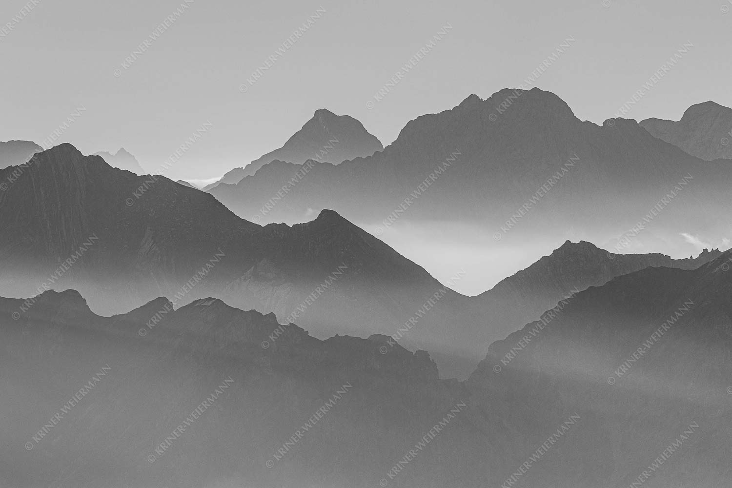 Morgenschnitt – Seitenverhältnis 3:2 — Silhouetten im Karwendel Klar und deutlich trennen sich die Bergketten von Soiern- und Karwendelgebirge