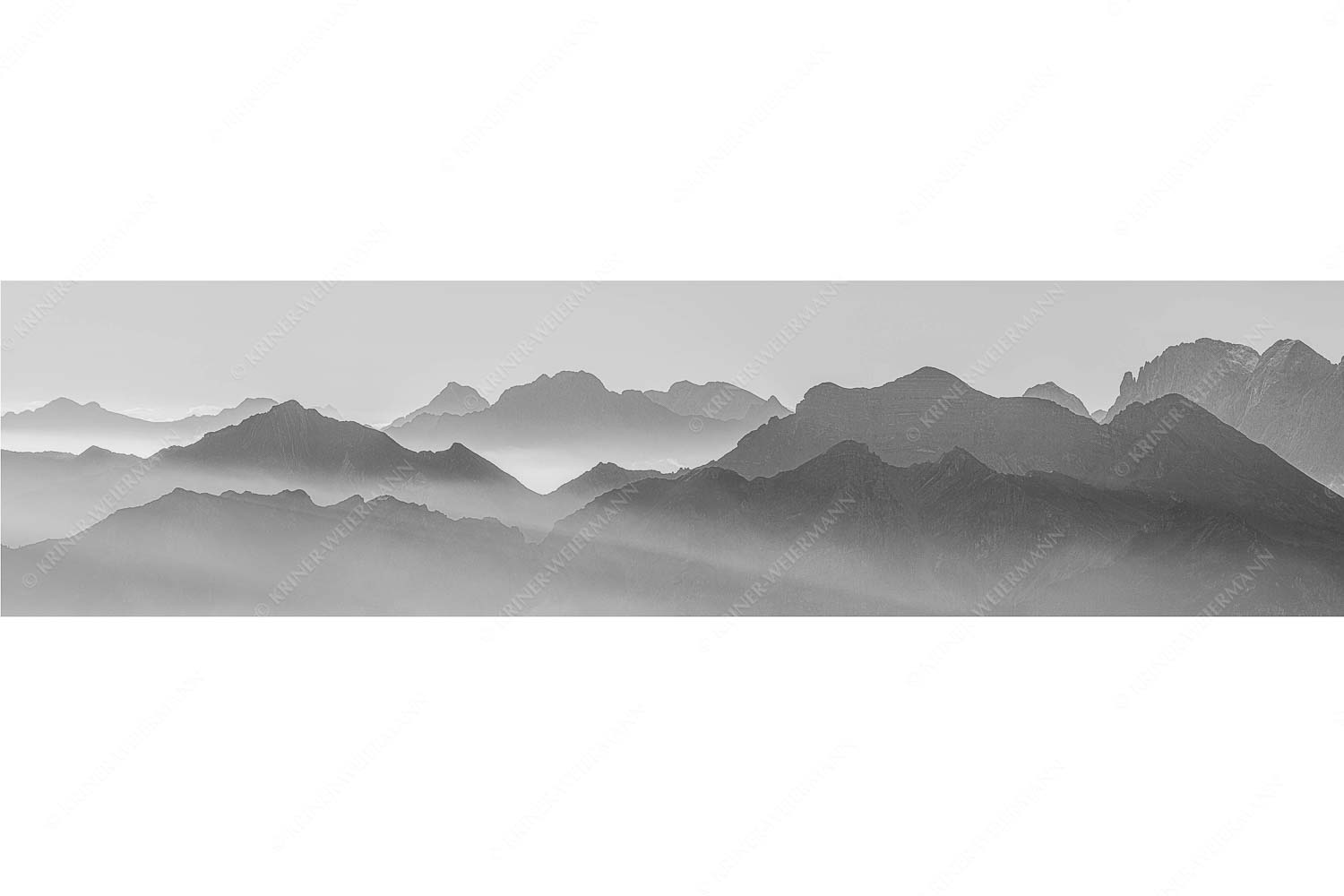 Morgenschnitt – Seitenverhältnis 4:1 — Silhouetten im Karwendel Klar und deutlich trennen sich die Bergketten von Soiern- und Karwendelgebirge