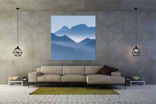 Klar und deutlich trennen sich die Bergketten von Soiern- und Karwendelgebirge - Morgenschnitt - Größe ca. 160x160cm, Seitenverhältnis 1:1 - Silhouetten im Karwendel - weitere Infos unter https://www.kriner-weiermann.de