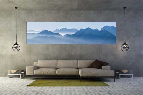 Klar und deutlich trennen sich die Bergketten von Soiern- und Karwendelgebirge - Morgenschnitt - Größe ca. 320x80cm, Seitenverhältnis 4:1 - Silhouetten im Karwendel - weitere Infos unter https://www.kriner-weiermann.de
