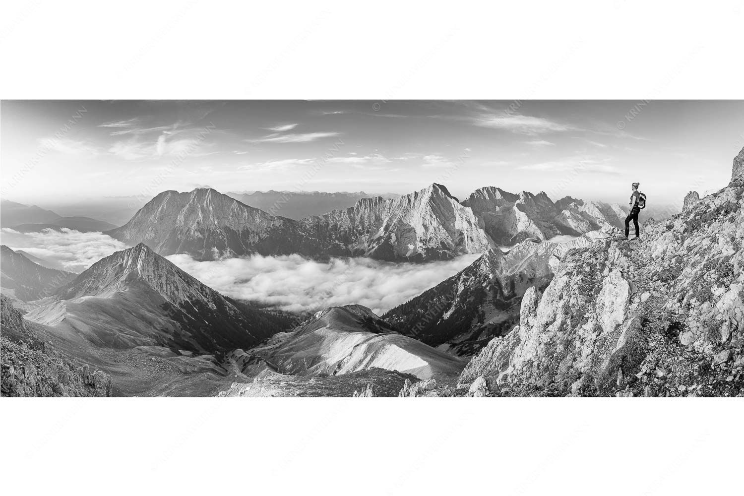 Blick übers Gaistal zu den Mieminger Bergen - Morgenstund - Seitenverhältnis 2,5:1 - Bergwanderung Wetterstein und Mieminger - weitere Infos unter https://www.kriner-weiermann.de