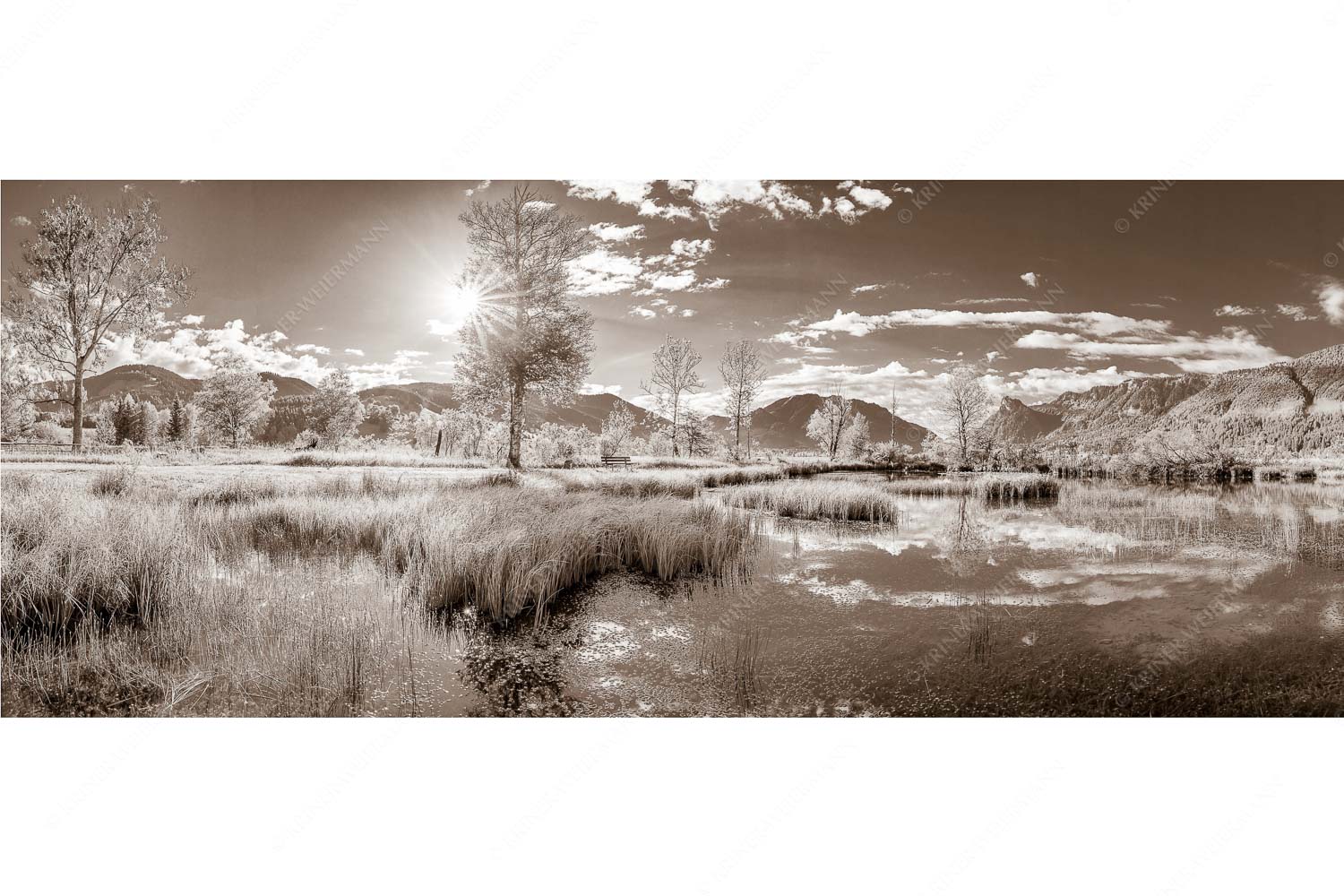 Kleiner Weiher bei Unterammergau mit Blick auf Kofel und Oberammergau - Morgentau - Seitenverhältnis 2,5:1 - Morgenstimmung im Ammertal - weitere Infos unter https://www.kriner-weiermann.de