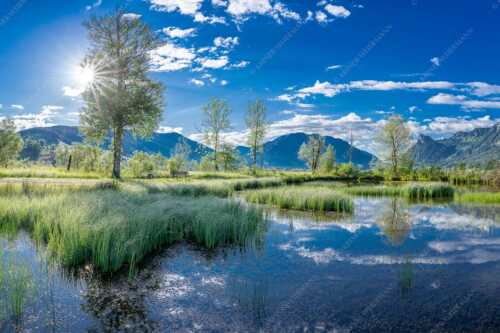 Kleiner Weiher bei Unterammergau mit Blick auf Kofel und Oberammergau - Morgentau - Seitenverhältnis 3:2 - Morgenstimmung im Ammertal - weitere Infos unter https://www.kriner-weiermann.de