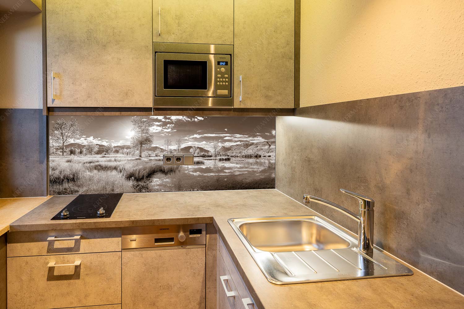 Morgentau – Größe ca. 150x60cm, Seitenverhältnis 2,5:1 — Morgenstimmung im Ammertal Kleiner Weiher bei Unterammergau mit Blick auf Kofel und Oberammergau - Morgentau - Größe ca. 150x60cm, Seitenverhältnis 2,5:1 - Morgenstimmung im Ammertal - weitere Infos unter https://www.kriner-weiermann.de