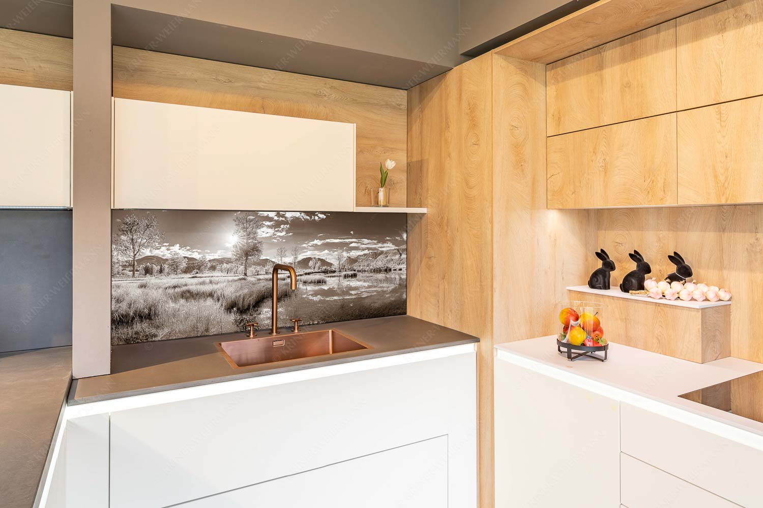 Morgentau – Größe ca. 150x60cm, Seitenverhältnis 2,5:1 — Morgenstimmung im Ammertal Kleiner Weiher bei Unterammergau mit Blick auf Kofel und Oberammergau - Morgentau - Größe ca. 150x60cm, Seitenverhältnis 2,5:1 - Morgenstimmung im Ammertal - weitere Infos unter https://www.kriner-weiermann.de