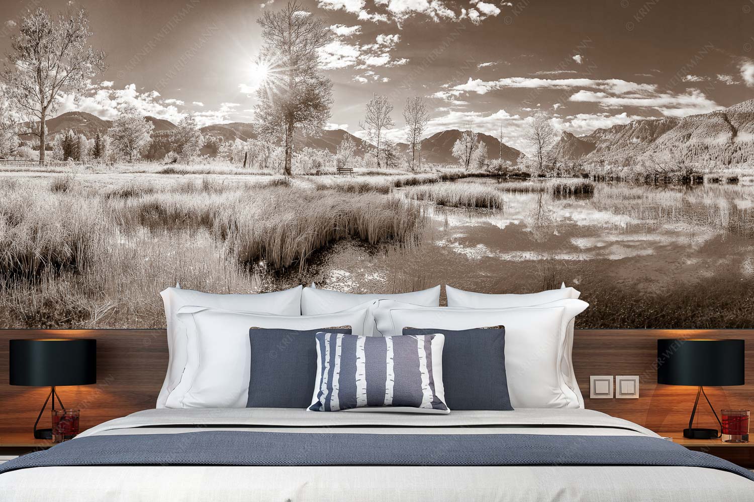 Morgentau – Größe ca. 350x140cm, Seitenverhältnis 2,5:1 — Morgenstimmung im Ammertal Kleiner Weiher bei Unterammergau mit Blick auf Kofel und Oberammergau - Morgentau - Größe ca. 350x140cm, Seitenverhältnis 2,5:1 - Morgenstimmung im Ammertal - weitere Infos unter https://www.kriner-weiermann.de