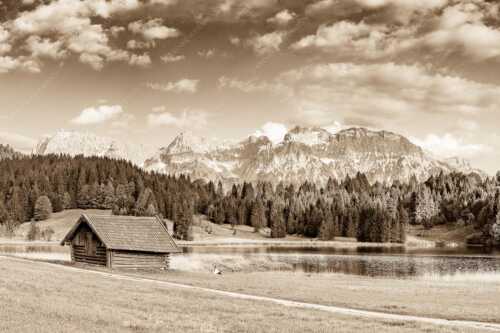 Blick über den Geroldsee zum Wörner, Tiefkar- und Westlicher Karwendelspitze - Nachlesen - Seitenverhältnis 3:2 - Geroldsee mit Wörner und Tiefkarspitze - weitere Infos unter https://www.kriner-weiermann.de