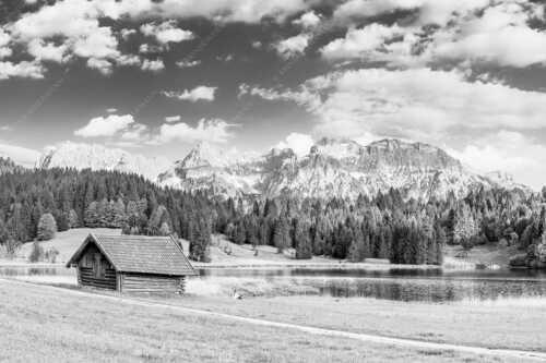 Blick über den Geroldsee zum Wörner, Tiefkar- und Westlicher Karwendelspitze - Nachlesen - Seitenverhältnis 3:2 - Geroldsee mit Wörner und Tiefkarspitze - weitere Infos unter https://www.kriner-weiermann.de