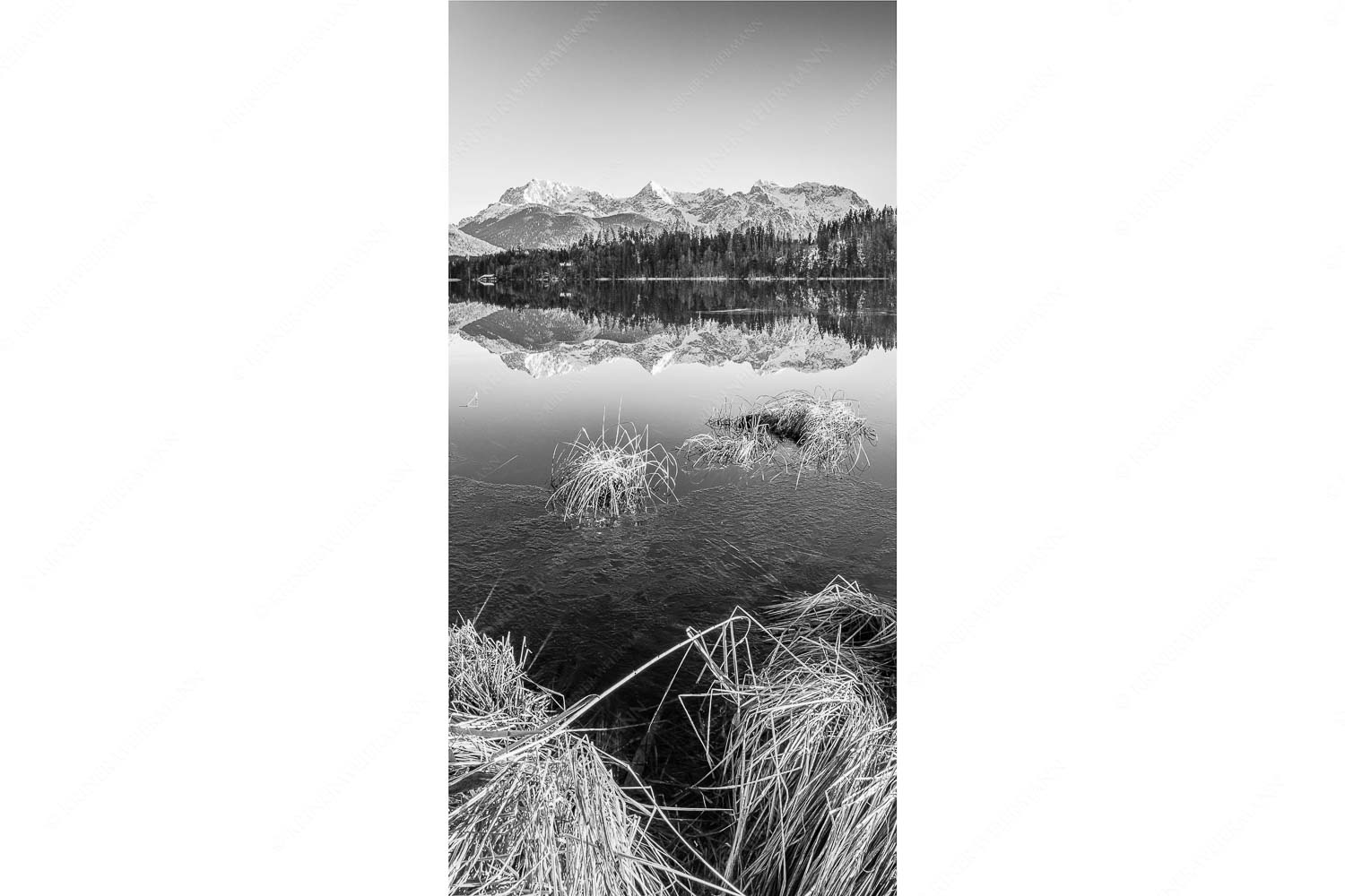 Schneefrei am Barmsee mit Karwendelgebirge - Niederglegt - Seitenverhältnis 1:2 - Barmsee mit Karwendel - weitere Infos unter https://www.kriner-weiermann.de