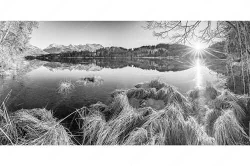Schneefrei am Barmsee mit Karwendelgebirge - Niederglegt - Seitenverhältnis 2:1 - Barmsee mit Karwendel - weitere Infos unter https://www.kriner-weiermann.de
