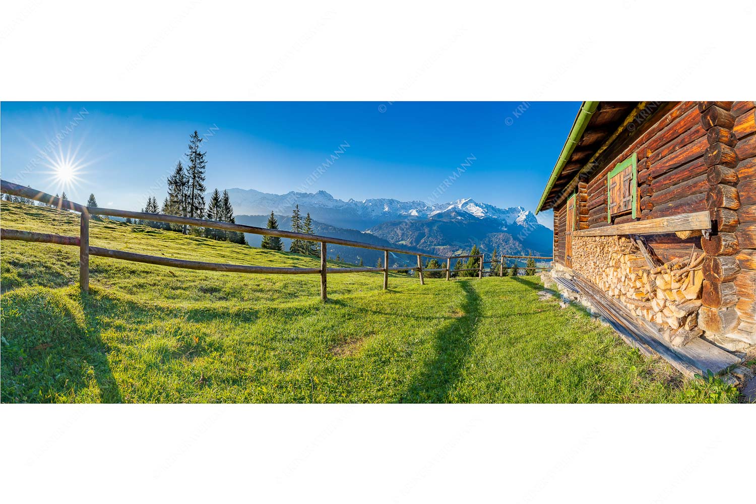 Noch ist es ruhig – Seitenverhältnis 2,5:1 — Eckenhütte mit Zugspitzmassiv Sonnenaufgang an der Eckenhütte mit Blick zum Zugspitzmassiv