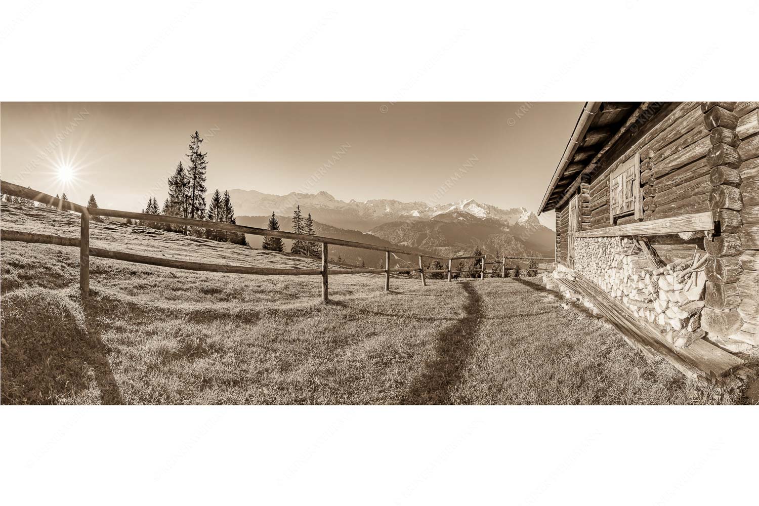 Noch ist es ruhig – Seitenverhältnis 2,5:1 — Eckenhütte mit Zugspitzmassiv Sonnenaufgang an der Eckenhütte mit Blick zum Zugspitzmassiv