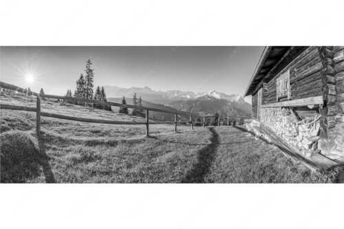 Sonnenaufgang an der Eckenhütte mit Blick zum Zugspitzmassiv - Noch ist es ruhig - Seitenverhältnis 2,5:1 - Eckenhütte mit Zugspitzmassiv - weitere Infos unter https://www.kriner-weiermann.de