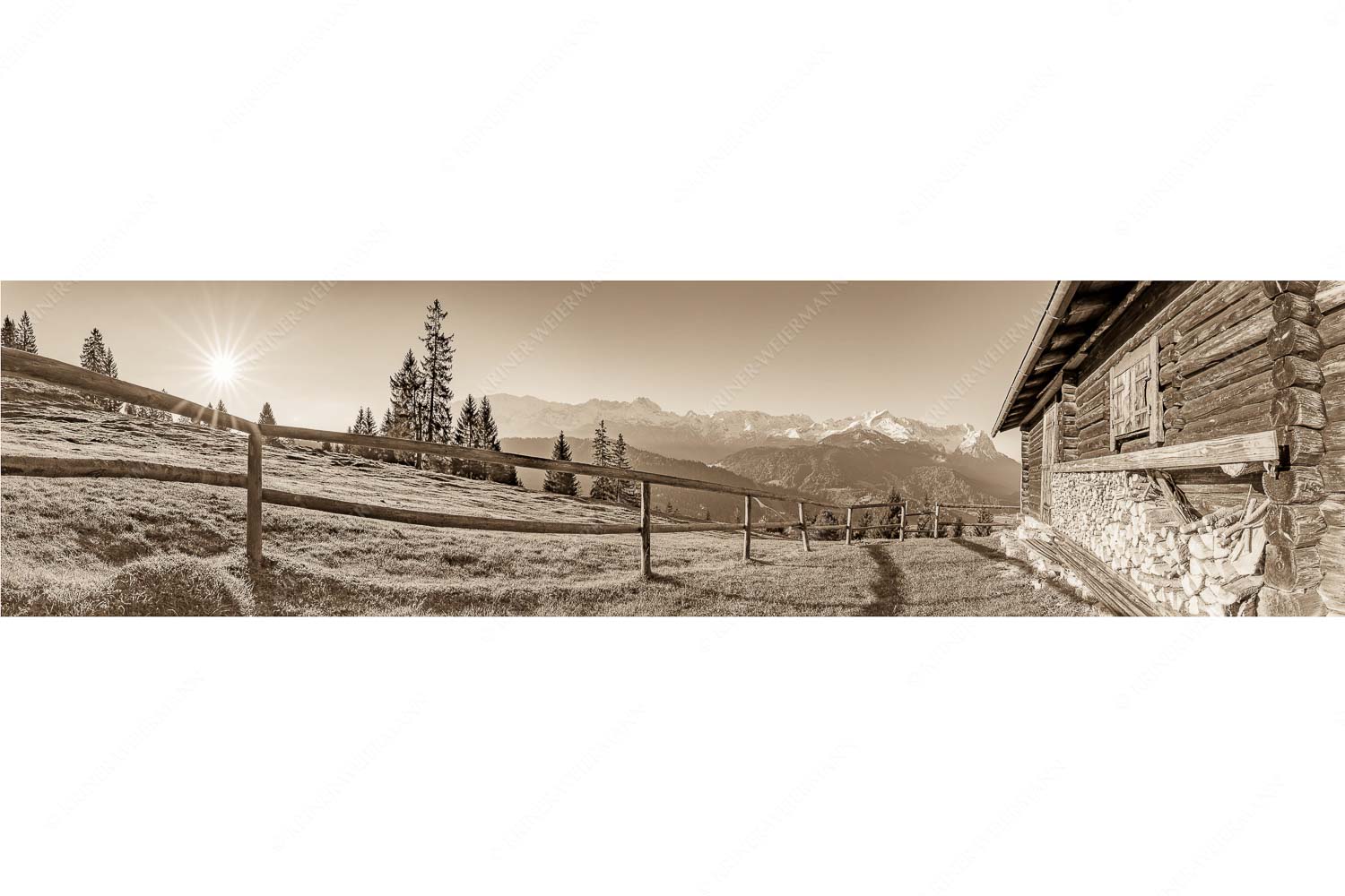 Noch ist es ruhig – Seitenverhältnis 4:1 — Eckenhütte mit Zugspitzmassiv Sonnenaufgang an der Eckenhütte mit Blick zum Zugspitzmassiv