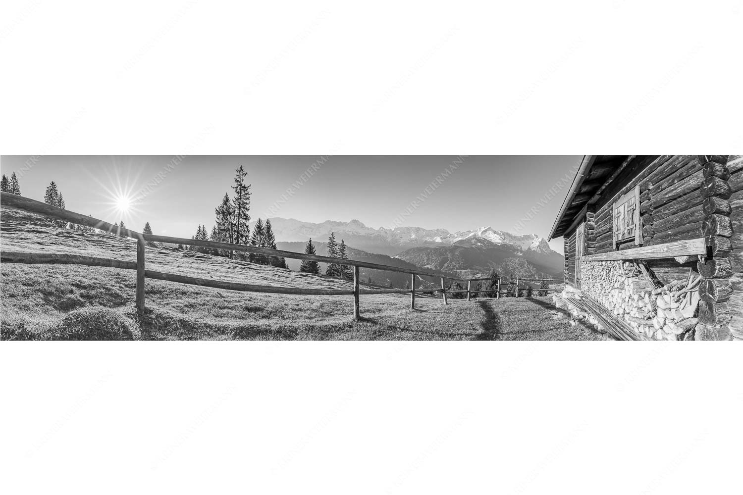 Noch ist es ruhig – Seitenverhältnis 4:1 — Eckenhütte mit Zugspitzmassiv Sonnenaufgang an der Eckenhütte mit Blick zum Zugspitzmassiv